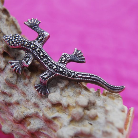 Retro Pewter Gecko Lapel Pin - Picture 6 of 6